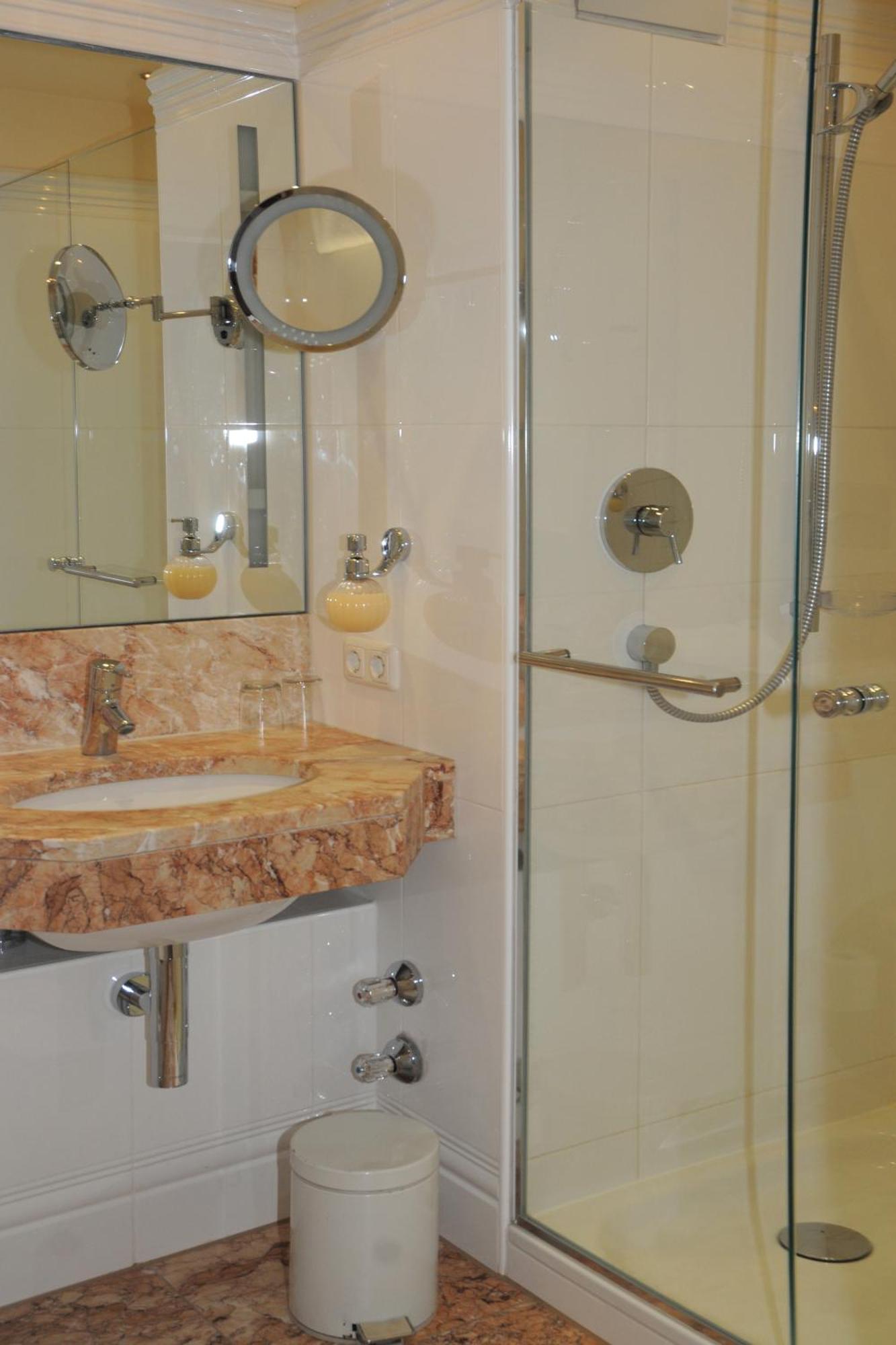 Hotel Gasthof Alte Post Holzkirchen الغرفة الصورة